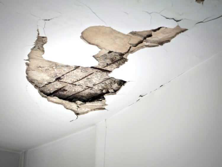 Des fissures dans le plafond