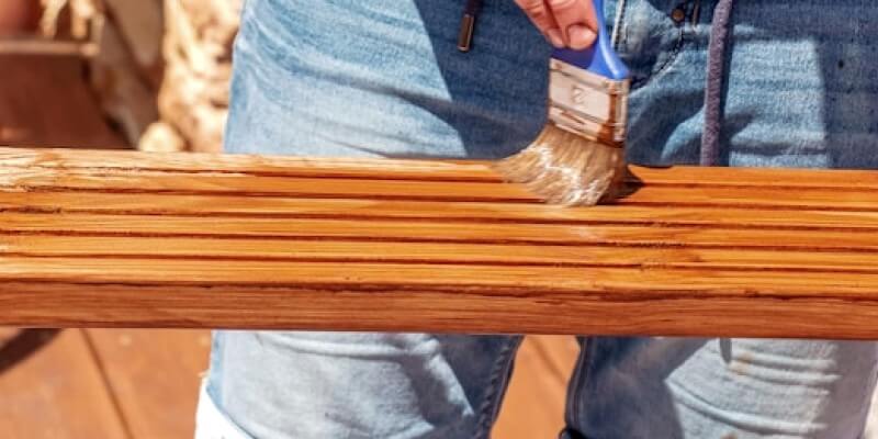 Sablage d'une poutre en bois