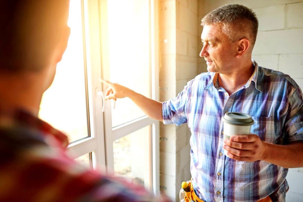 Technicien travaillant sur l'isolation d'une fenêtre