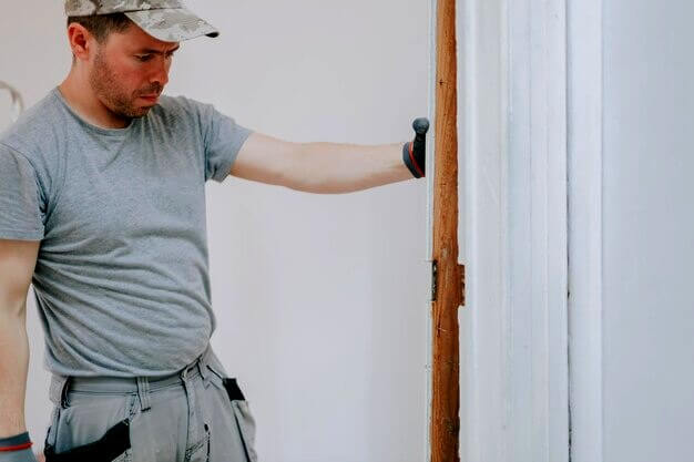 technicien demontre une porte mal isolée