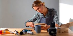 Femme bricolant à la maison